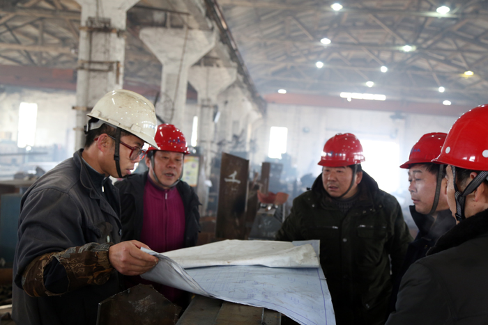 在車(chē)間一起研究泗陽(yáng)閘閘門(mén)制作方案