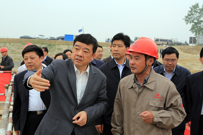 項目經理陳興奎向徐省長匯報工程進展情況