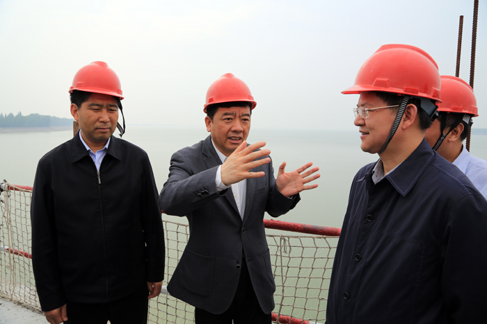 徐鳴要求在保證工程質量的基礎上加快工程進度