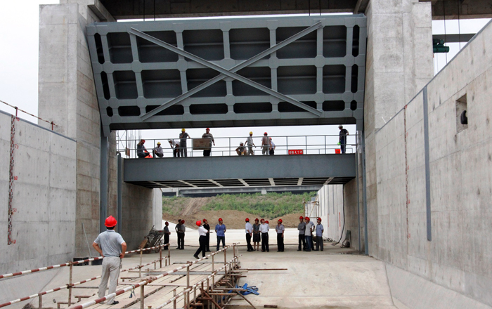 驗收專家實地查看工程質量