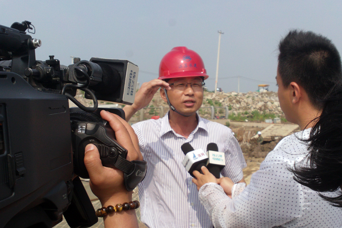 項目經理聶春發接受媒體采訪