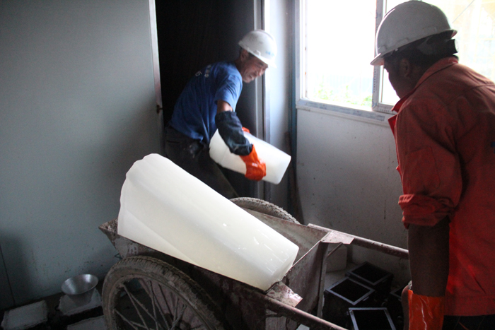 搬運冰塊用于砼拌和水降溫